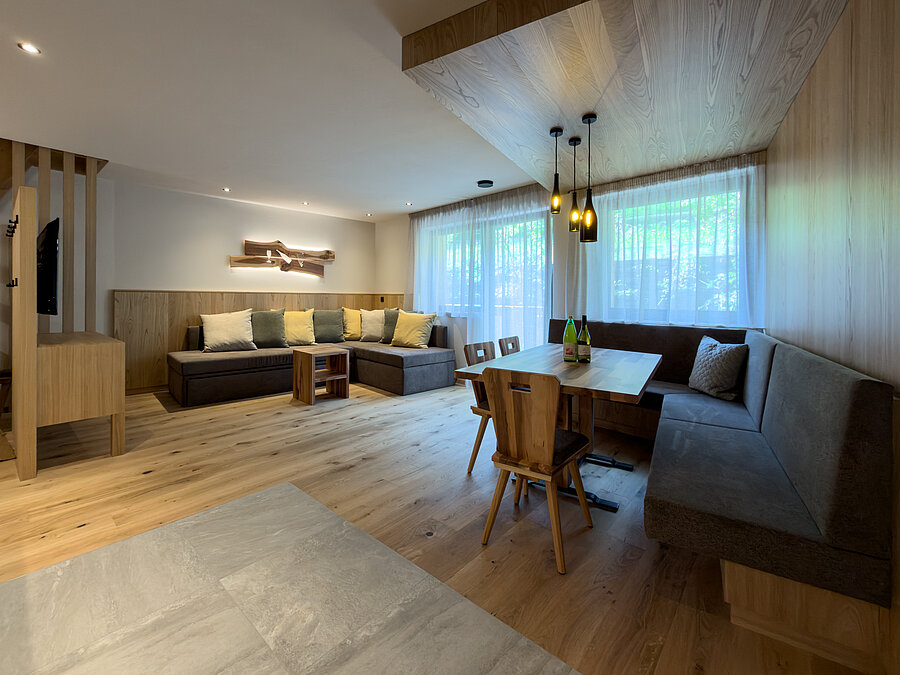 roßzügiger Wohnbereich im Bio-Wein-Apartment Südtirol Wohnbereich, Ferienwohnung, Bio-Weingut Santer, Südtirol, Mühlbach, Essecke, Sofa, Holzinterieur, Pustertal, Unterkunft