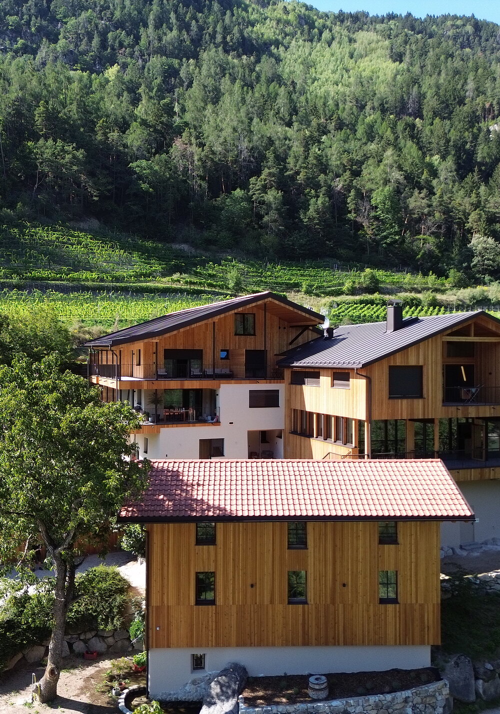 Bio-Weingut Santer in Mühlbach mit Hofgebäuden, umgeben von Weinbergen und der Natur Südtirols.
