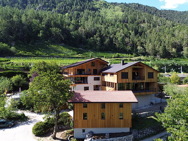 Bio-Weingut Santer in Mühlbach mit Hofgebäuden, umgeben von Weinbergen und der Natur Südtirols.