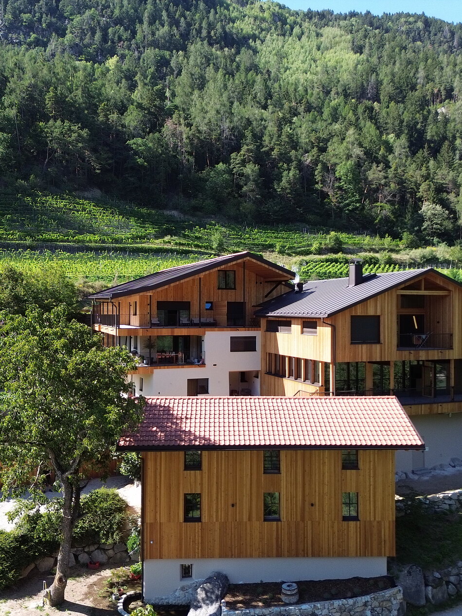 Bio-Weingut Santer in Mühlbach mit Hofgebäuden, umgeben von Weinbergen und der Natur Südtirols.
