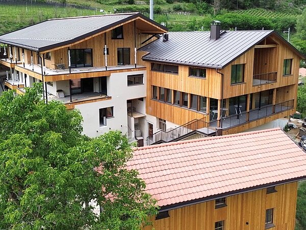 Bio-Weingut Santer in Mühlbach mit Hofgebäuden, umgeben von Weinbergen und der Natur Südtirols.