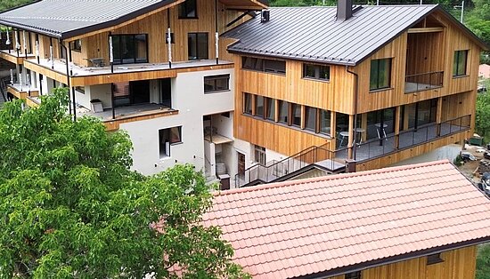 Bio-Weingut Santer in Mühlbach mit Hofgebäuden, umgeben von Weinbergen und der Natur Südtirols.